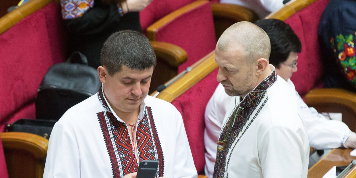 Депутаты Верховной Рады Максим Бурбак и Андрей Тетерук, одетые в традиционную украинскую одежду на заседании Верховной рады Украины в День вышиванки. 17 мая 2018