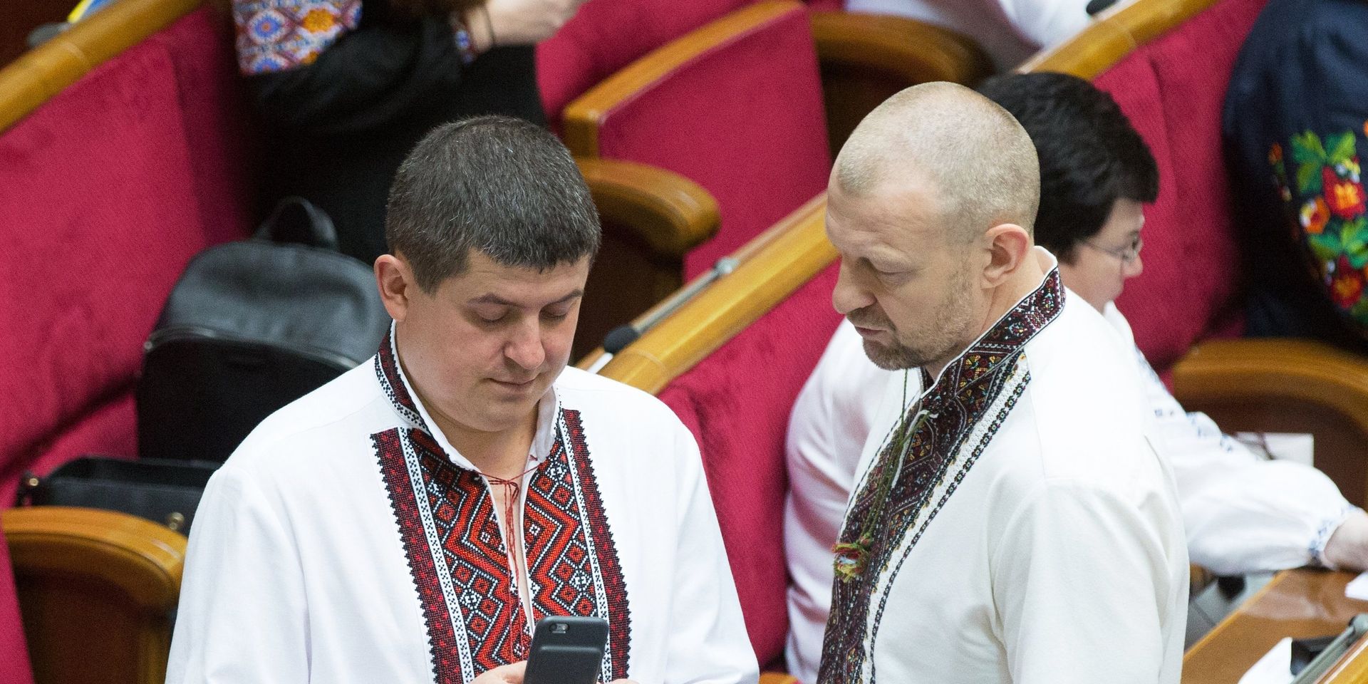 Депутаты Верховной Рады Максим Бурбак и Андрей Тетерук, одетые в традиционную украинскую одежду на заседании Верховной рады Украины в День вышиванки. 17 мая 2018 - ИноСМИ, 1920, 05.01.2026