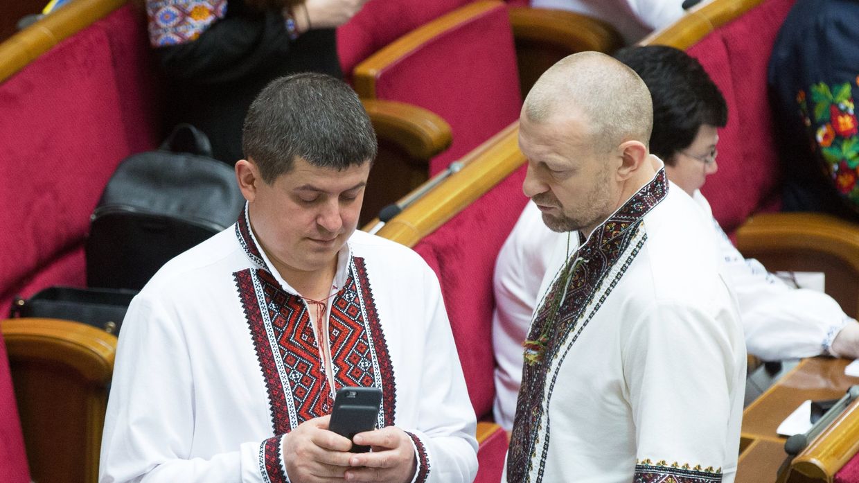 Депутаты Верховной Рады Максим Бурбак и Андрей Тетерук, одетые в традиционную украинскую одежду на заседании Верховной рады Украины в День вышиванки. 17 мая 2018