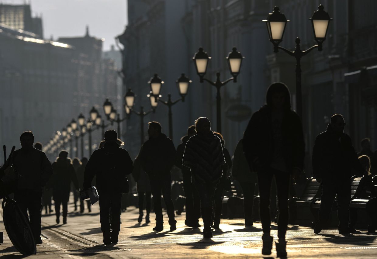 Прохожие на Никольской улице в Москве