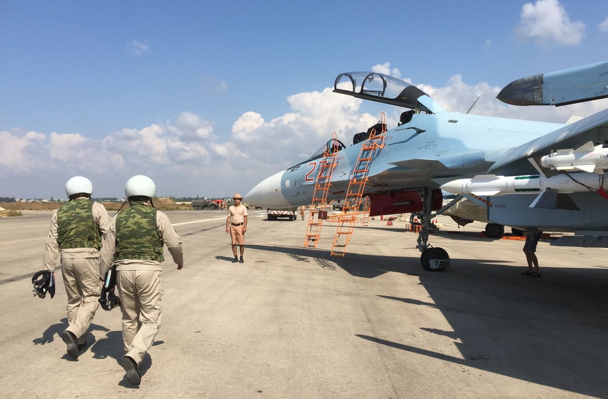 Российские летчики готовятся к посадке в истребитель Су-30 перед вылетом с аэродрома Хмеймим в Сирии. 5 октября 2015