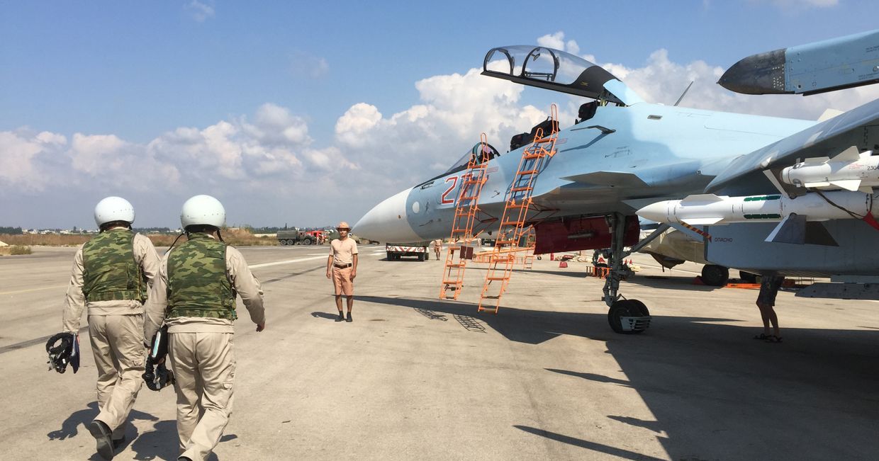 Российские летчики готовятся к посадке в истребитель Су-30 перед вылетом с аэродрома Хмеймим в Сирии. 5 октября 2015