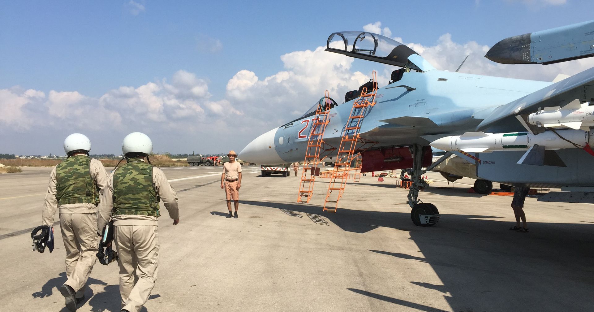 Российские летчики готовятся к посадке в истребитель Су-30 перед вылетом с аэродрома Хмеймим в Сирии. 5 октября 2015 - ИноСМИ, 1920, 25.02.2021