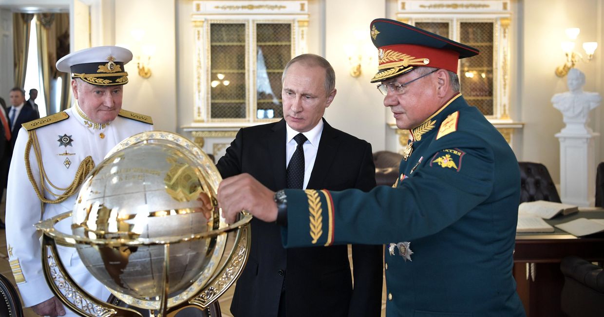 Президент РФ В. Путин принимает участие в торжествах по случаю Дня ВМФ РФ
