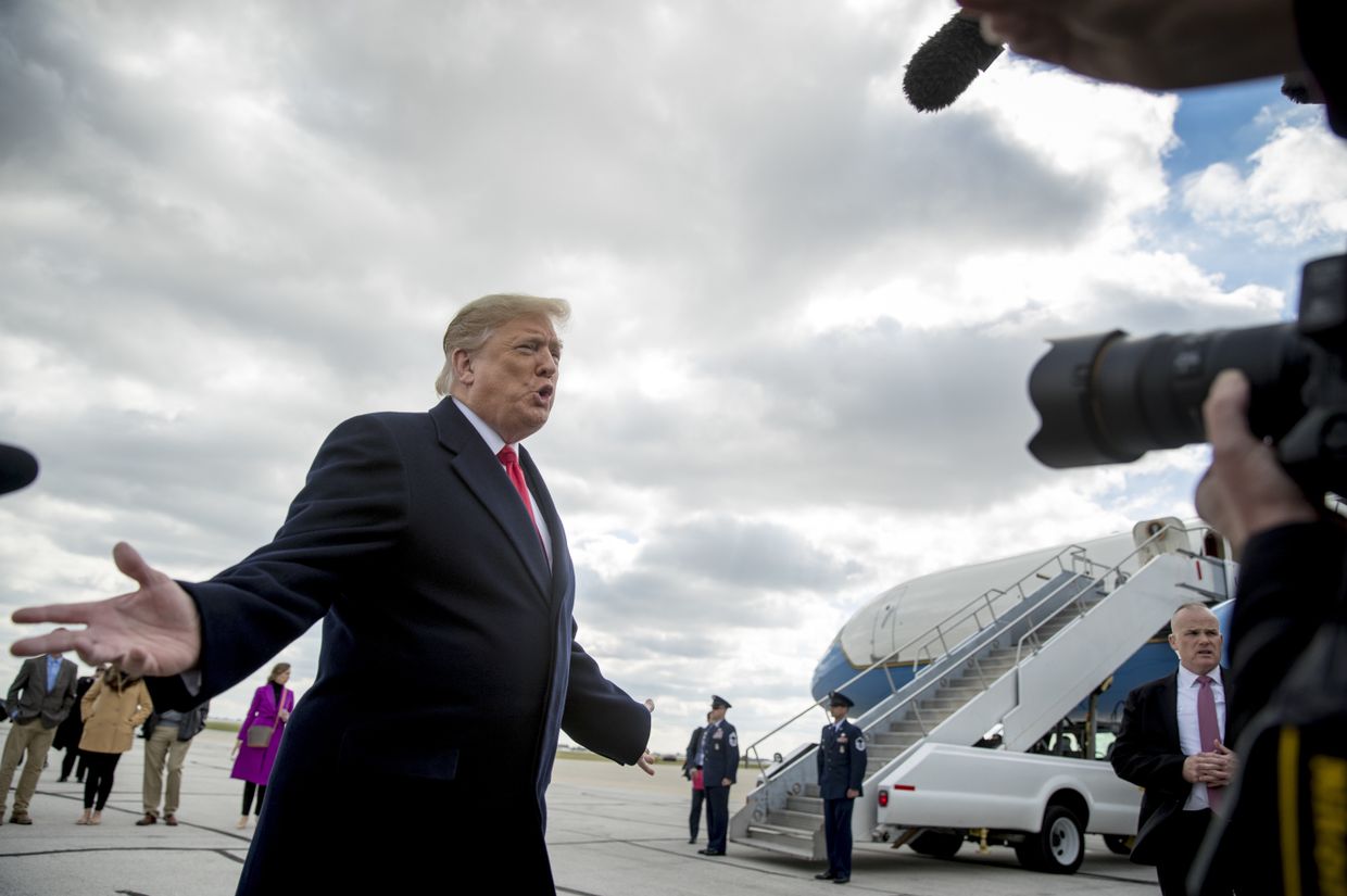 Президент США Дональд Трамп беседует с журналистами о стрельбе в синагоге Питтсбурга в Международном аэропорту Индианаполиса. 27 октября 2018
