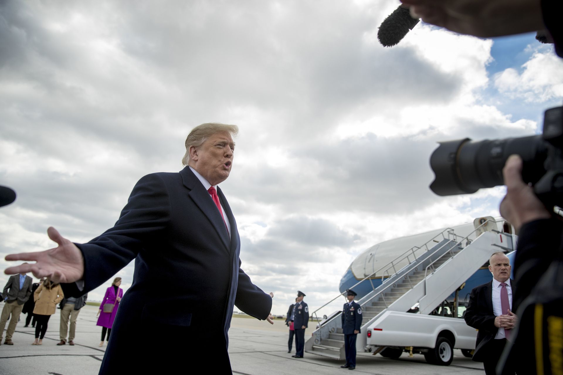 Президент США Дональд Трамп беседует с журналистами о стрельбе в синагоге Питтсбурга в Международном аэропорту Индианаполиса. 27 октября 2018 Президент США Дональд Трамп беседует с журналистами о стрельбе в синагоге Питтсбурга в Международном аэропорту Индианаполиса. 27 октября 2018 - ИноСМИ, 1920, 20.10.2020