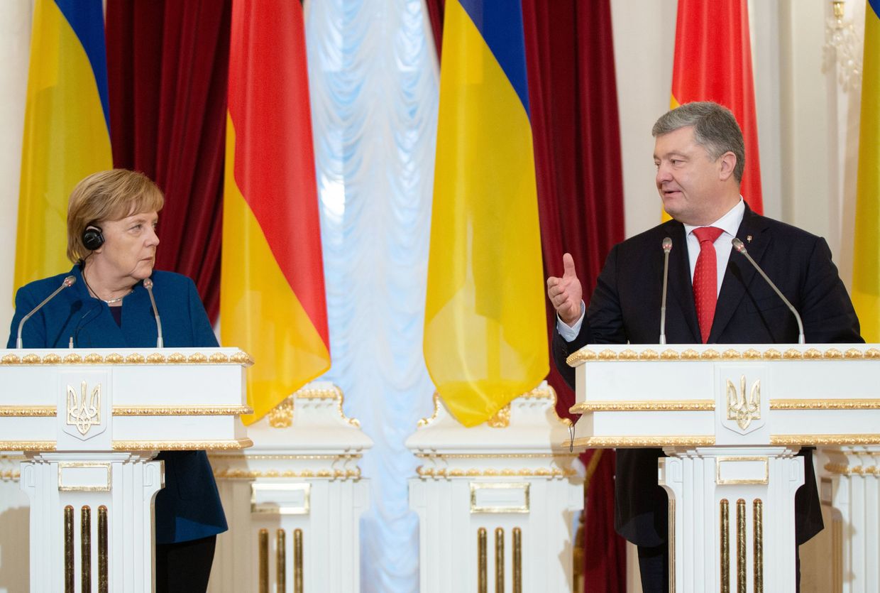 Президент Украины Петр Порошенко и канцлер Германии Ангела Меркель во время встречи. 1 ноября 2018