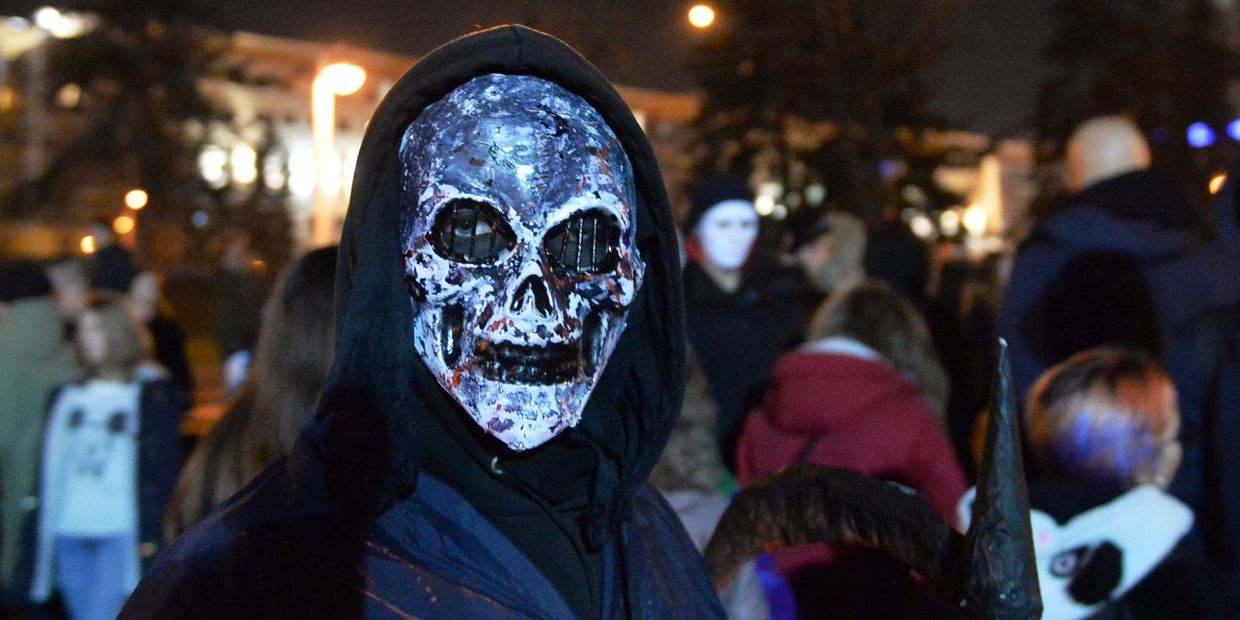 Молодые люди празднуют Хэллоуин