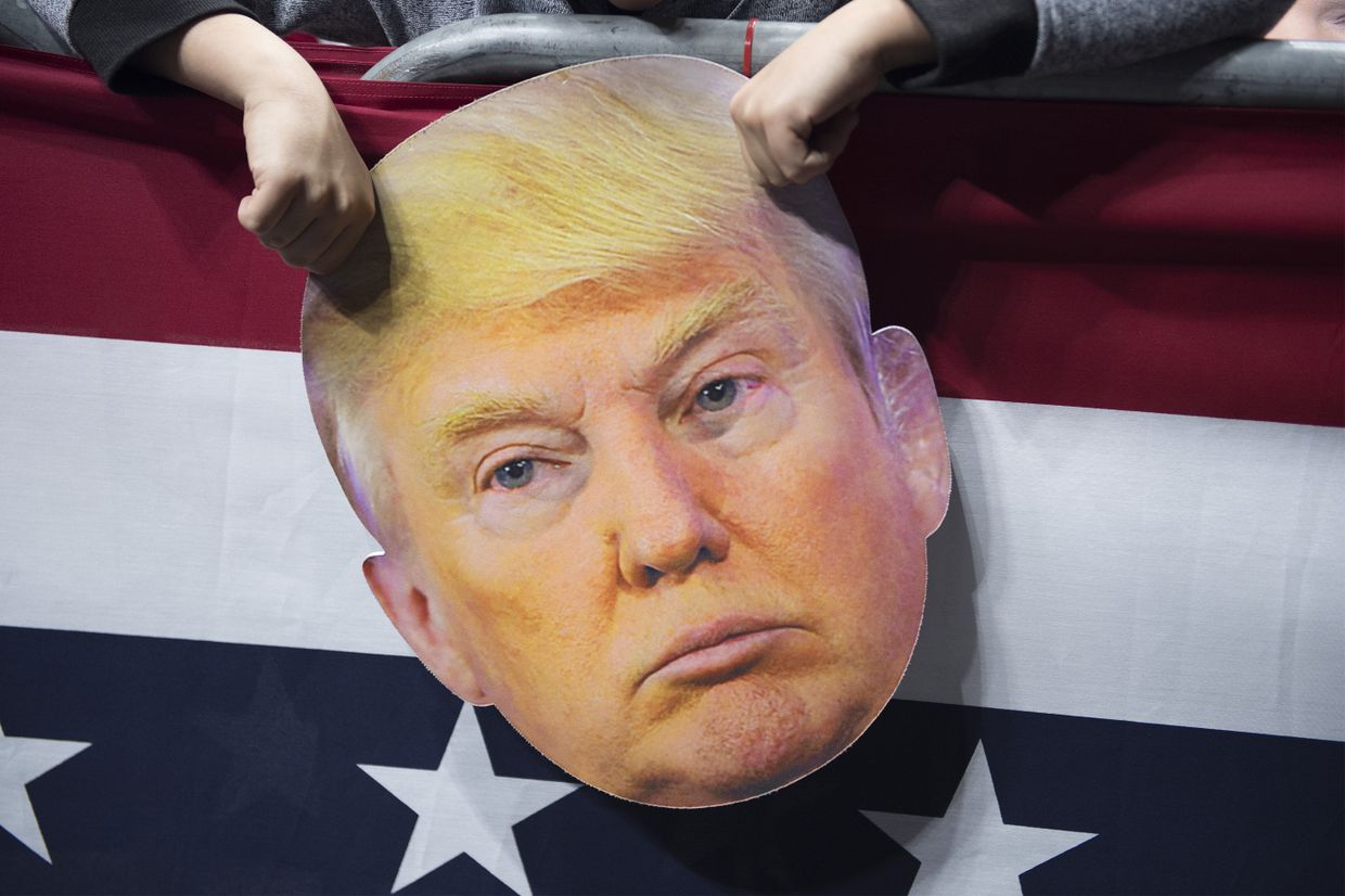 Маска президента США Дональда Трампа на предвыборном митинге в Форт-Уэйне, штат Индиана