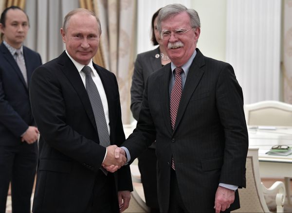 Владимир Путин и советник президента США по вопросам национальной безопасности Джон Болтон во время встречи. 23 октября 2018