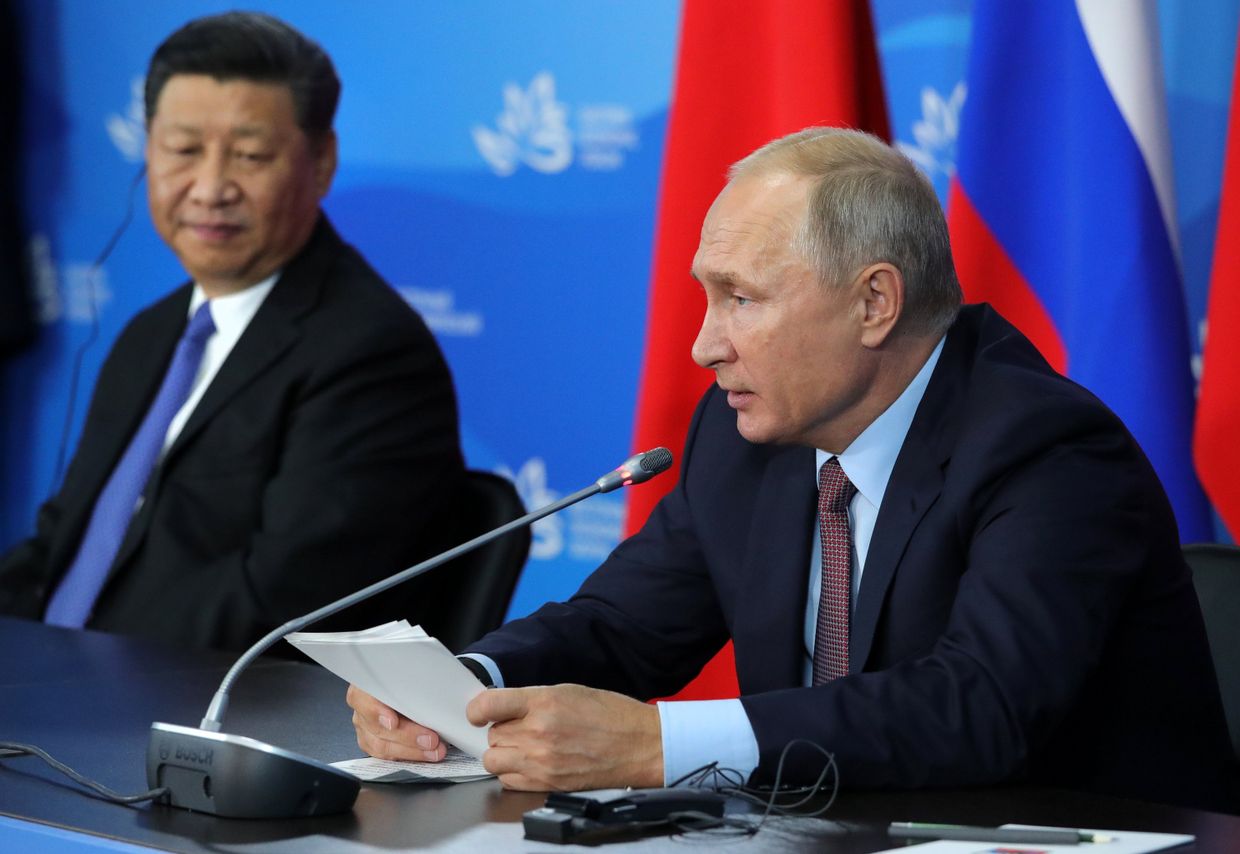 Президент РФ Владимир Путин и председатель КНР Си Цзиньпин на пресс-конференции по итогам встречи на полях IV Восточного экономического форума