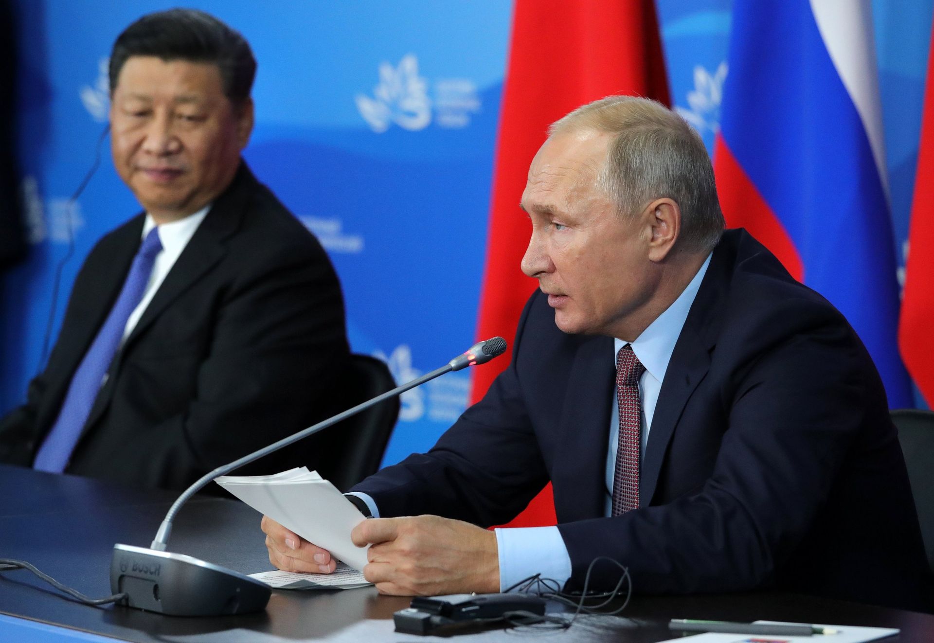 Президент РФ Владимир Путин и председатель КНР Си Цзиньпин на пресс-конференции по итогам встречи на полях IV Восточного экономического форума Президент РФ Владимир Путин и председатель КНР Си Цзиньпин на пресс-конференции по итогам встречи на полях IV Восточного экономического форума - ИноСМИ, 1920, 22.10.2021
