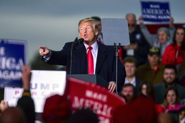 Президент США Дональд Трамп выступает на митинге