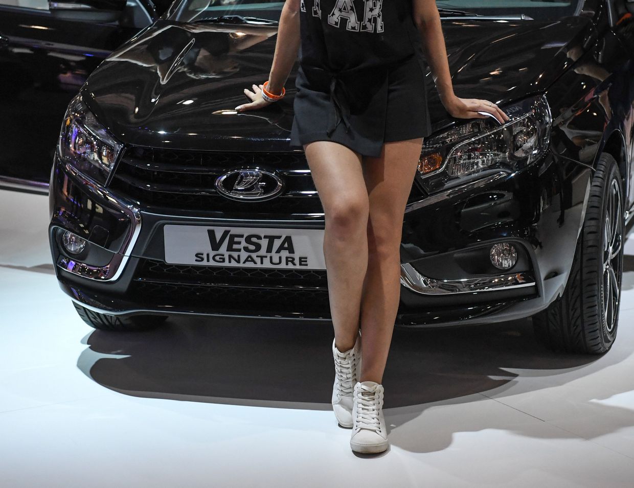 Модель на стенде автопроизводителя LADA на Московском международном автомобильном салоне