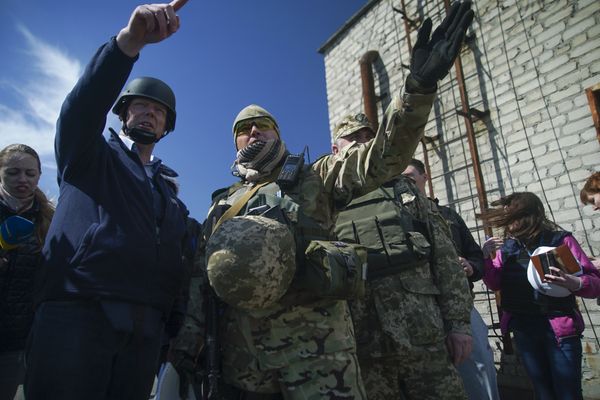 Первый заместитель СММ ОБСЕ Александр Хуг и украинский военный СЦКК в Авдеевке, Украина
