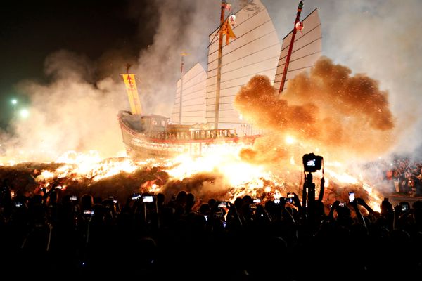 13-метровый старинный военный корабль, сделанный из бумаги и дерева во время фестиваля в Пинтунге, Тайвань