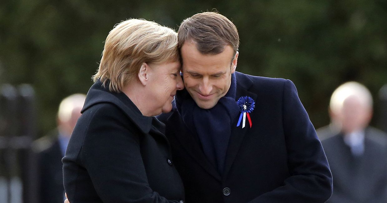 Президент Франции Эммануэль Макрон и канцлер Германии Ангела Меркель во время церемонии в Компьене