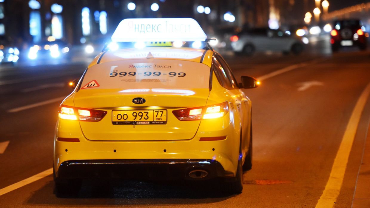 Автомобиль Яндекс.Такси на одной из улиц Москвы