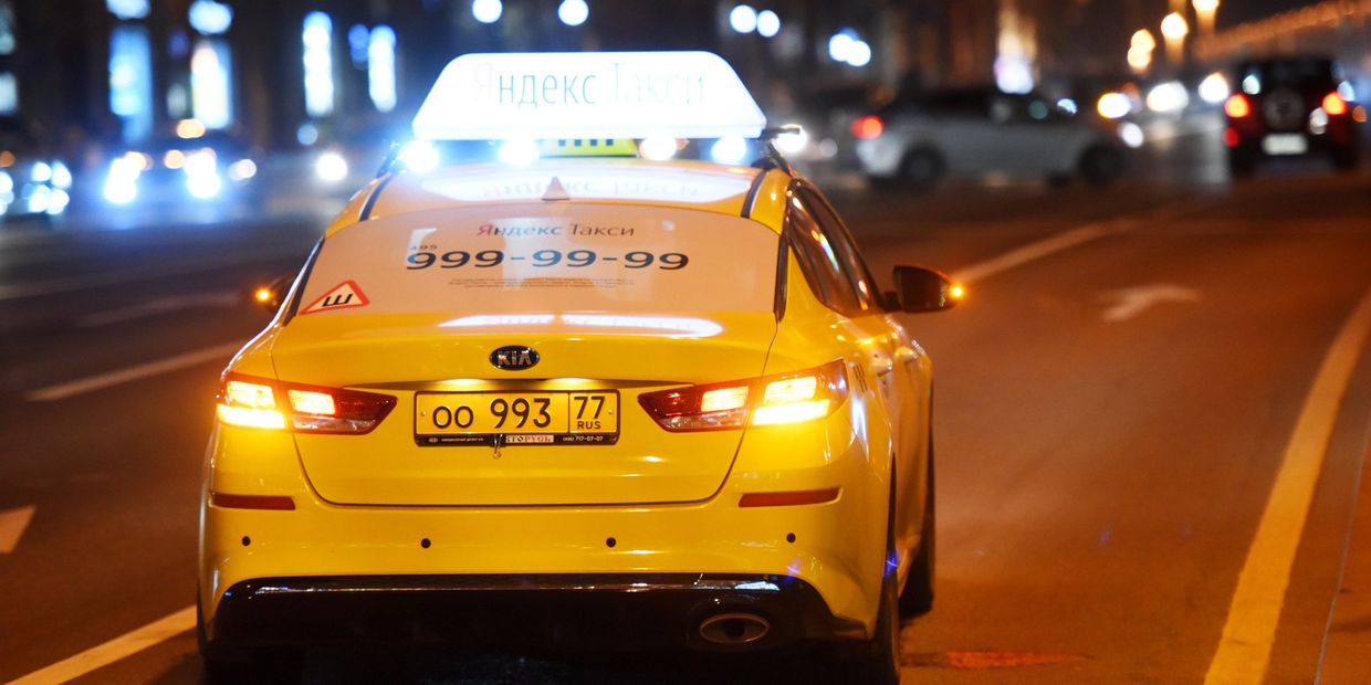 Автомобиль Яндекс.Такси на одной из улиц Москвы