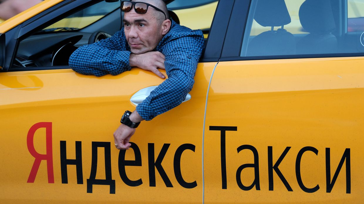 Водитель автомобиля Яндекс.Такси в Москве