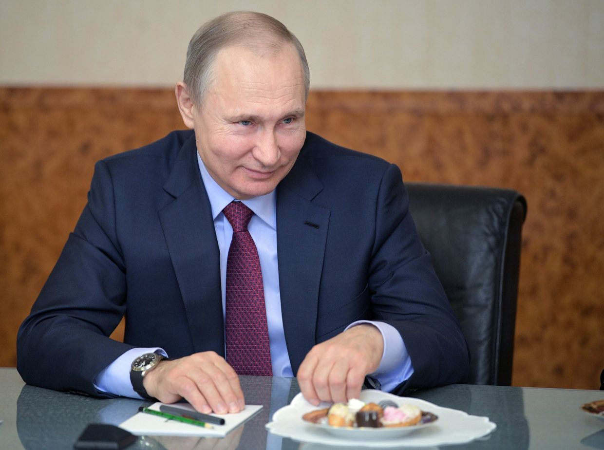 Президент РФ Владимир Путин во время встречи с женщинами-предпринимателями на Самарском булочно-кондитерском комбинате. 7 марта 2018