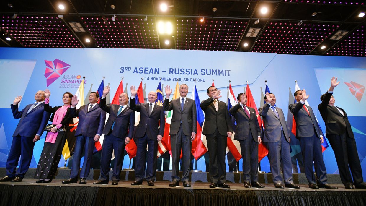 Владимир Путин во время совместного фотографирования глав делегаций государств-участников саммита АСЕАН Владимир Путин во время совместного фотографирования глав делегаций государств-участников саммита АСЕАН