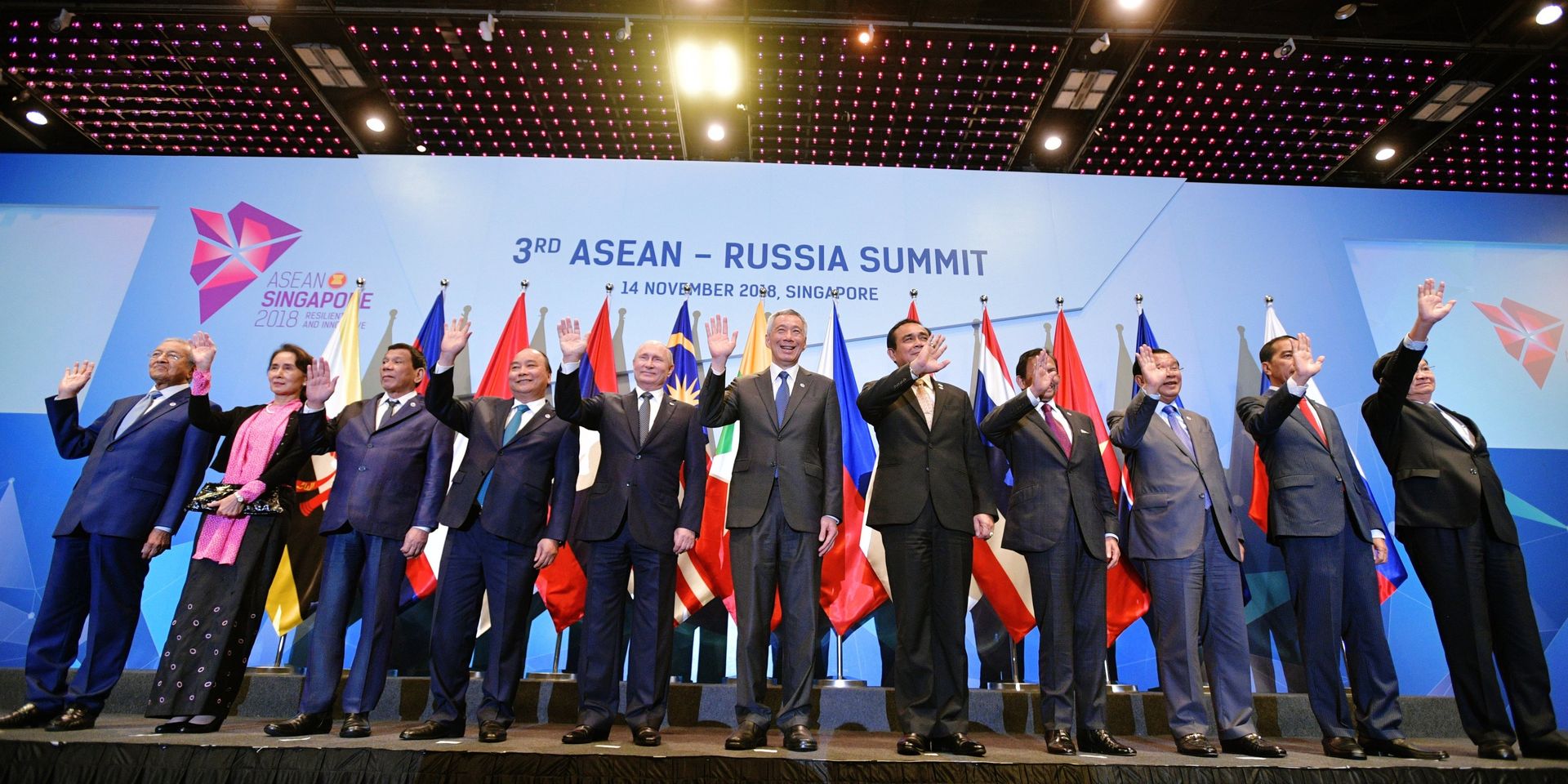 Владимир Путин во время совместного фотографирования глав делегаций государств-участников саммита АСЕАН - ИноСМИ, 1920, 11.04.2022