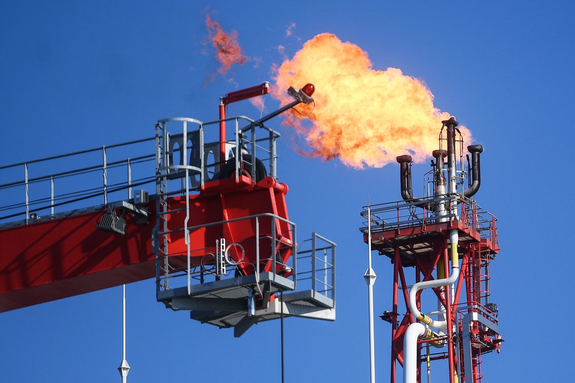 Факел стационарной платформы компании Лукойл на нефтегазоконденсатном месторождении имени Владимира Филановского - ИноСМИ, 1920, 18.11.2020