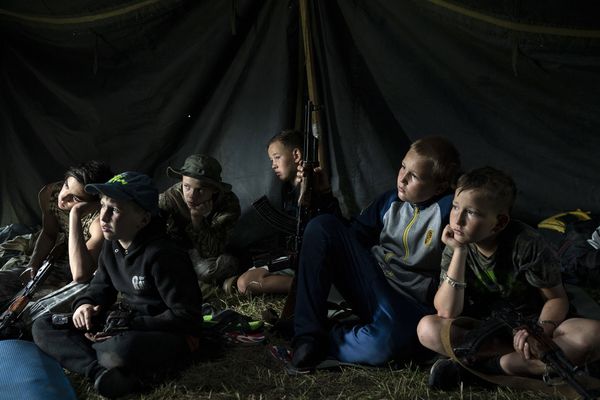 В украинском националистском лагере детей учат убивать