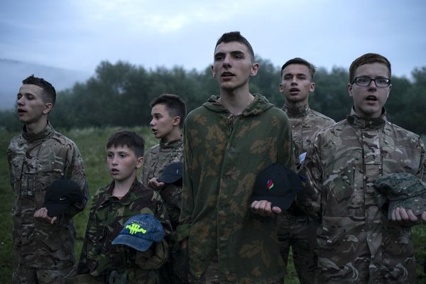 В украинском националистском лагере детей учат убивать