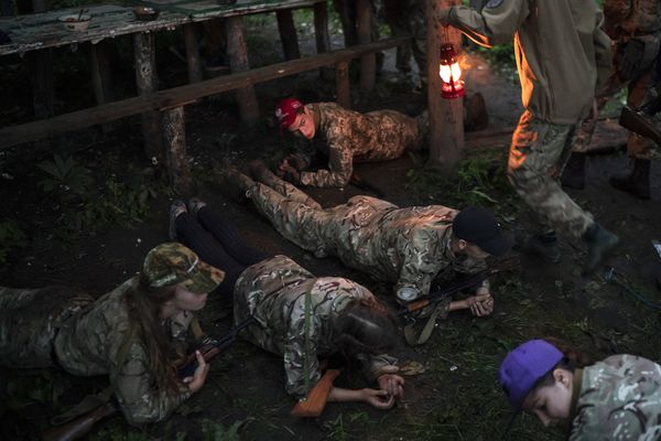 В украинском националистском лагере детей учат убивать