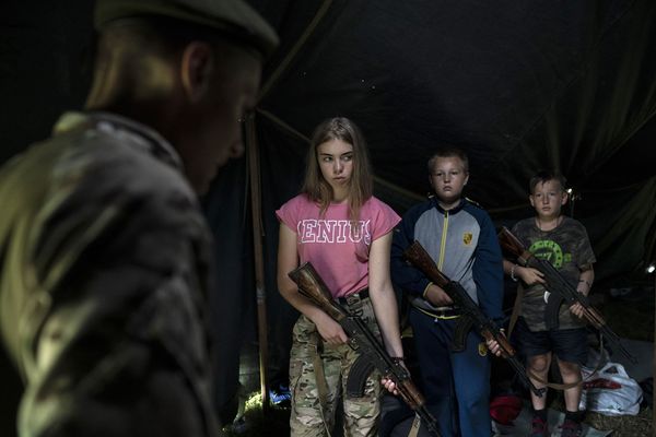 В украинском националистском лагере детей учат убивать