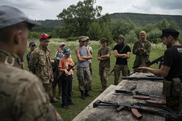 В украинском националистском лагере детей учат убивать