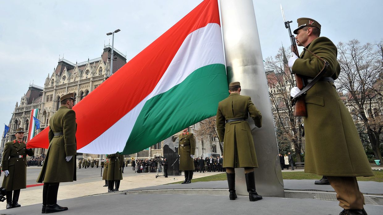 Государственный флаг у здания парламента в Будапеште, Венгрия