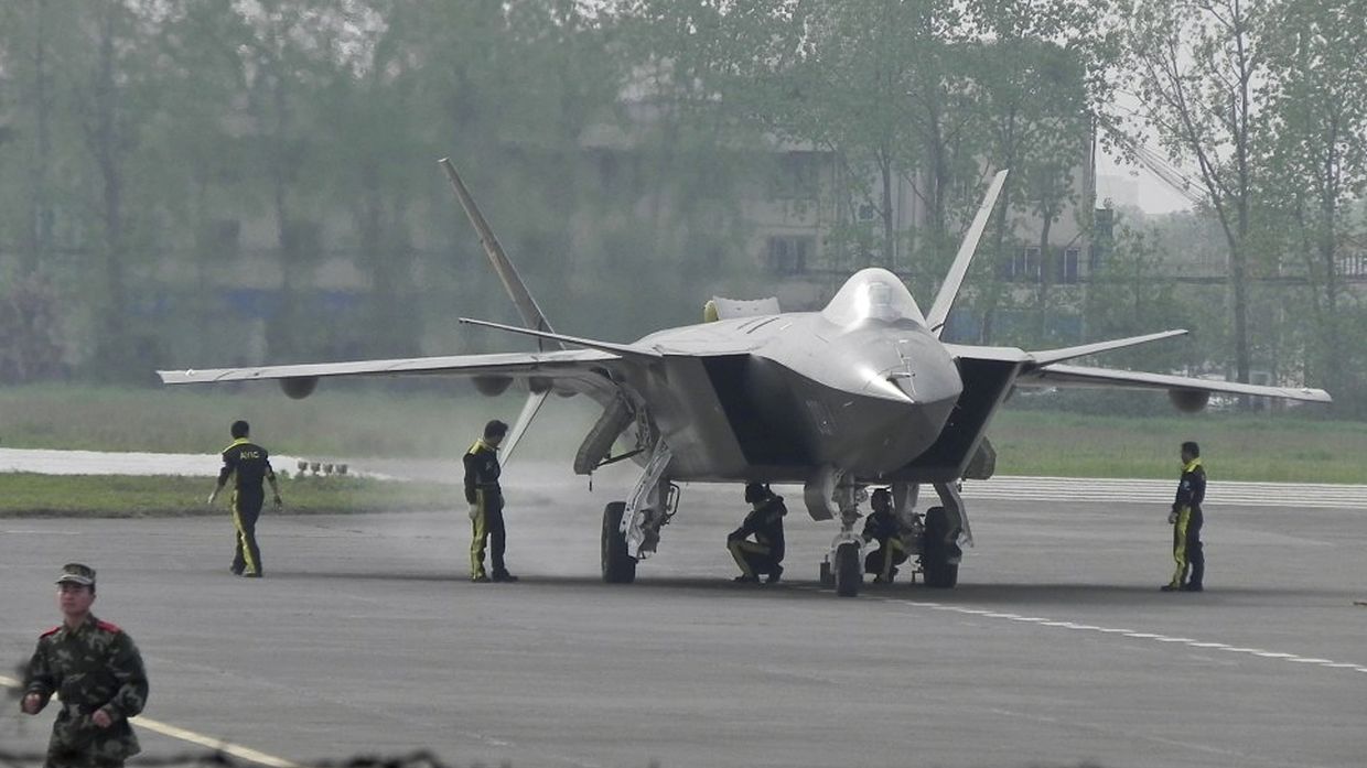 Китайский стелс-истребитель J-20 в провинции Сычуань