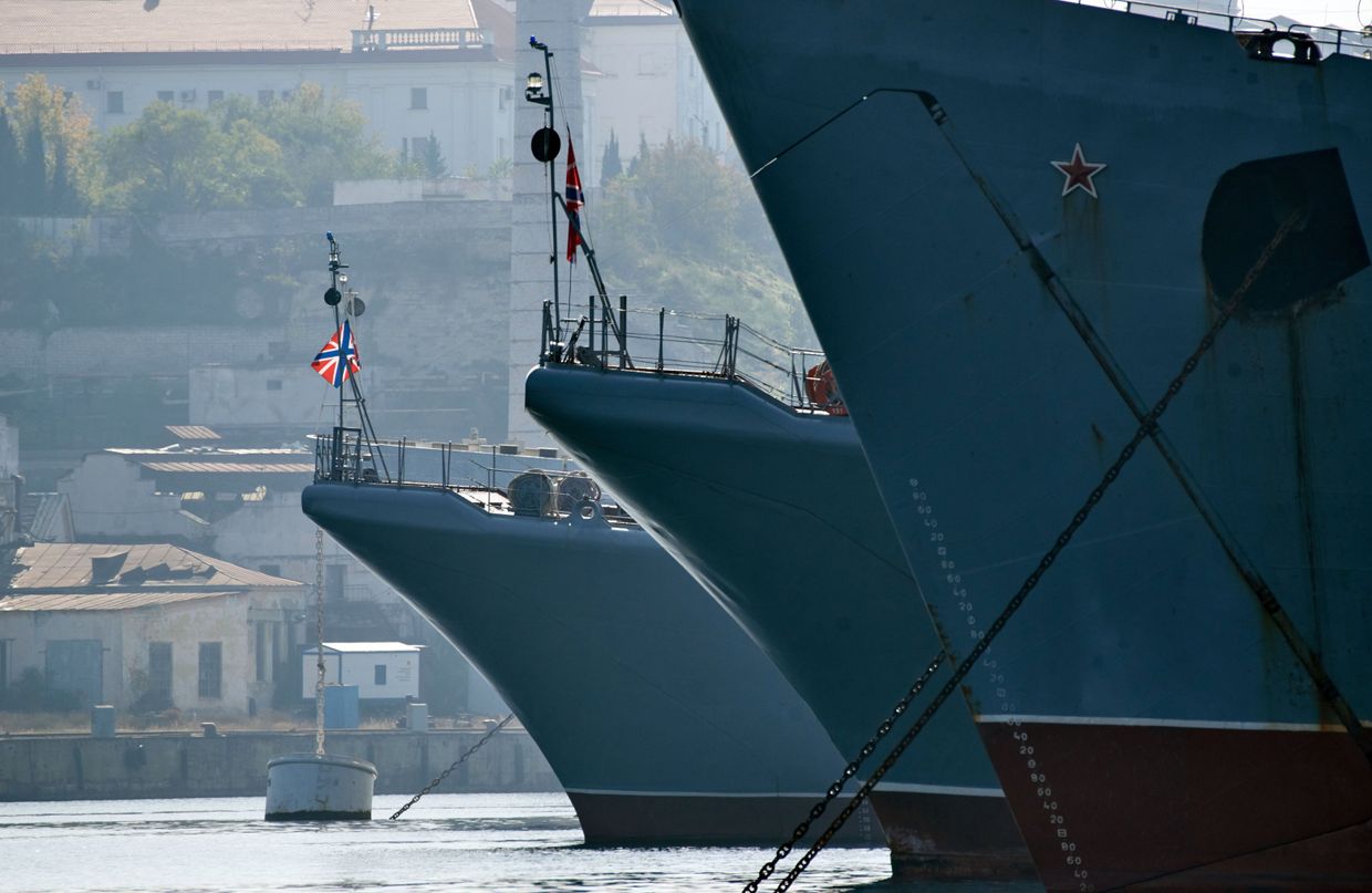 Приспущенные флаги на кораблях в Севастополе
