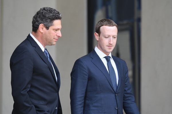 Генеральный директор Facebook Марк Цукерберг и вице-президент Facebook по глобальной общественной политике Джоэл Каплан в Париже