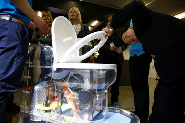 Туалет, придуманный Крэнфилдским университетом на выставке Reinvented Toilet Expo в Пекине
