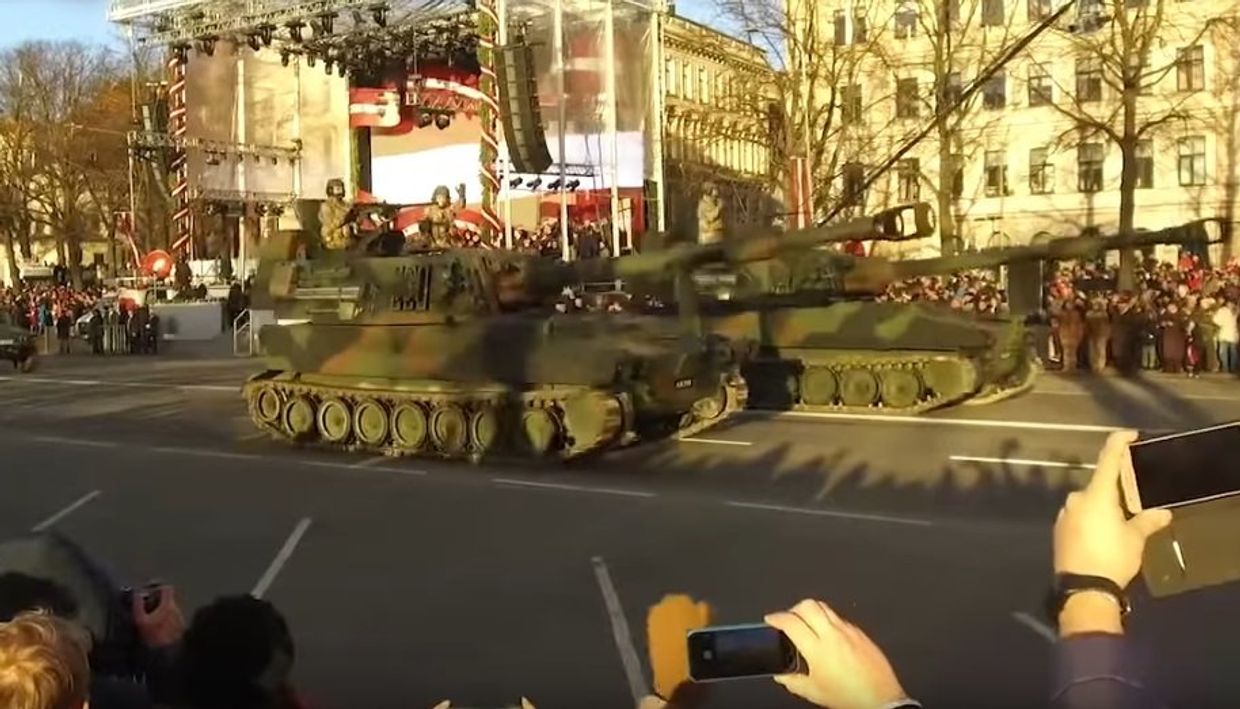 Парад и факельное шествие в Риге