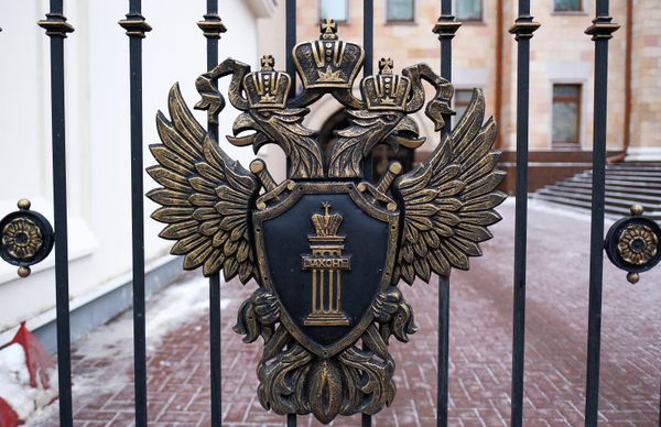 Герб на ограде у здания Генеральной прокуратуры России на улице Петровка в Москве