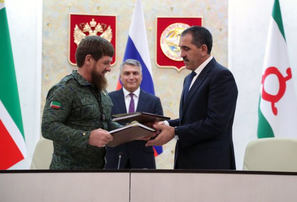 Глава Чеченской Республики Рамзан Кадыров (слева) и глава Ингушетии Юнус-Бек Евкуров