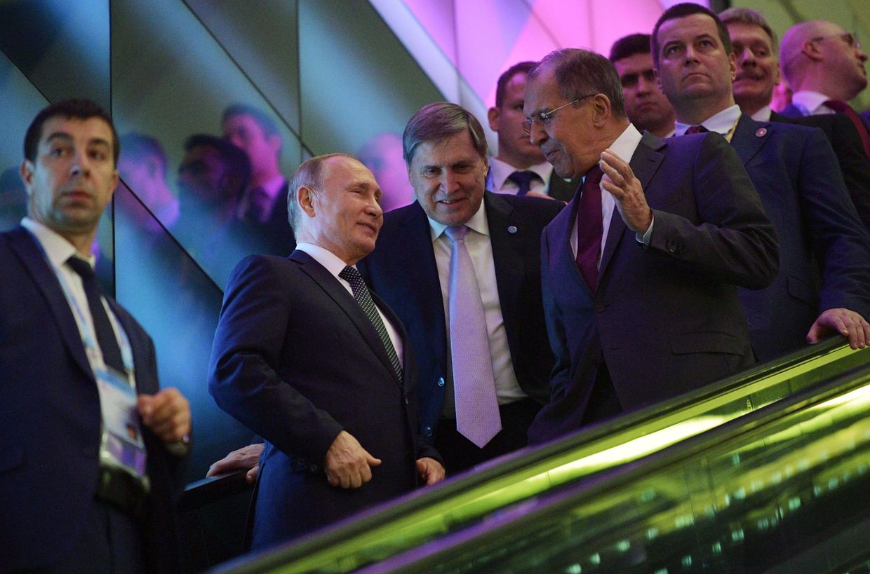 Президент РФ Владимир Путин, помощник президента РФ Юрий Ушаков и министр иностранных дел РФ Сергей Лавров после встречи с премьер-министром Сингапура Ли Сяньлуном в Сингапуре. 14 ноября 2018