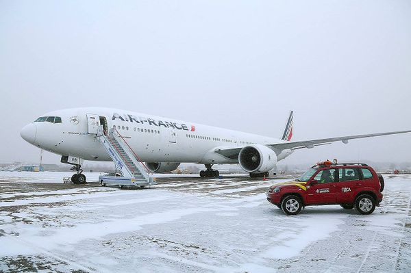 Самолет Boeing-777 авиакомпании Air France в аэропорту Иркутска