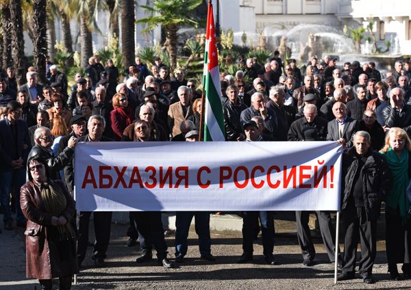 Митинги прошли в Сухуме перед подписанием договора между Россией и Абхазией