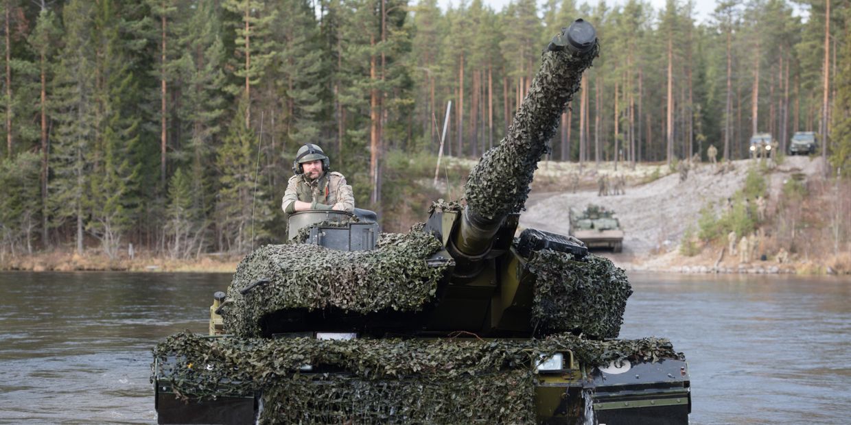 Датский танк Leopard 2 форсирует реку во время совместных учений войск НАТО Trident Juncture 2018 (Единый трезубец) в Норвегии