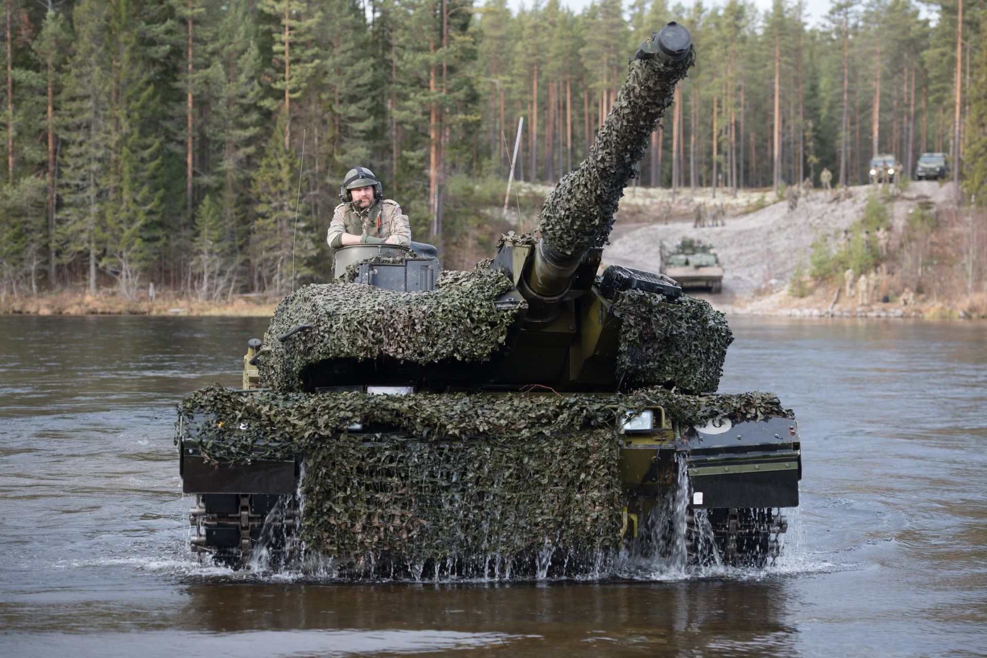 Датский танк Leopard 2 форсирует реку во время совместных учений войск НАТО Trident Juncture 2018 (Единый трезубец) в Норвегии - ИноСМИ, 1920, 31.03.2026