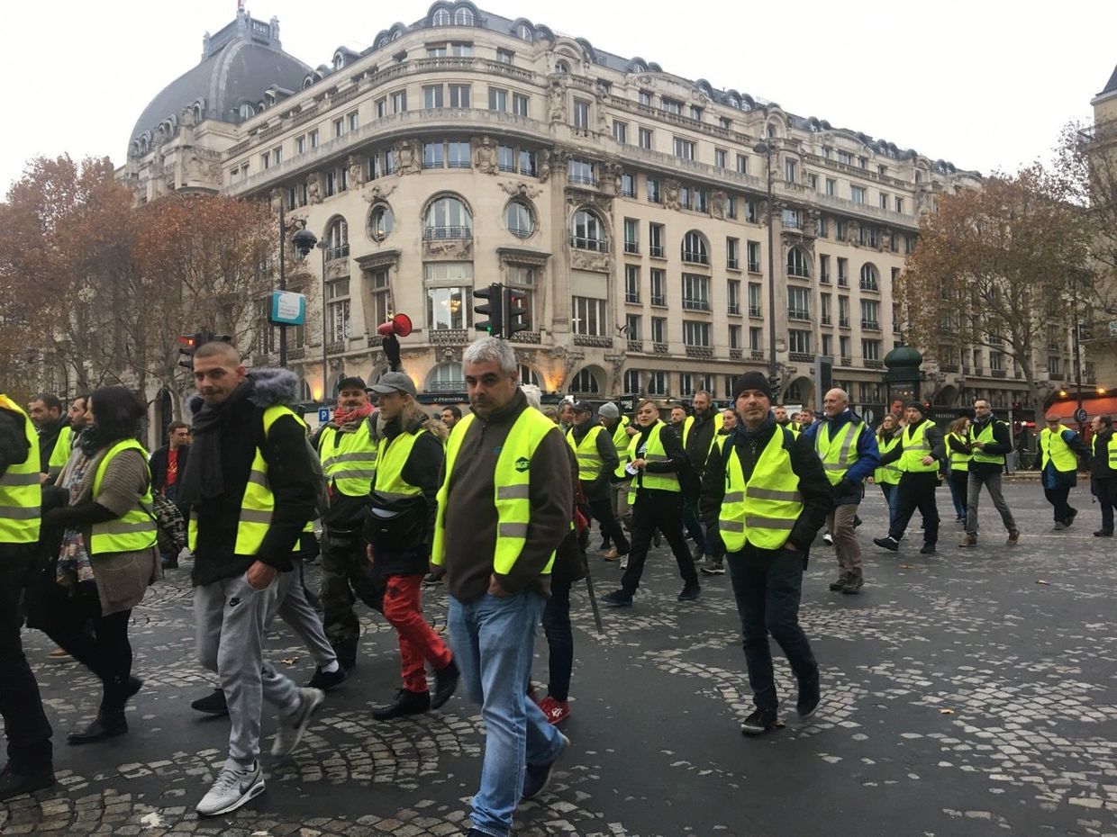 Участники акции протеста против роста цен на бензин желтые жилеты в Париже. 24 ноября 2018