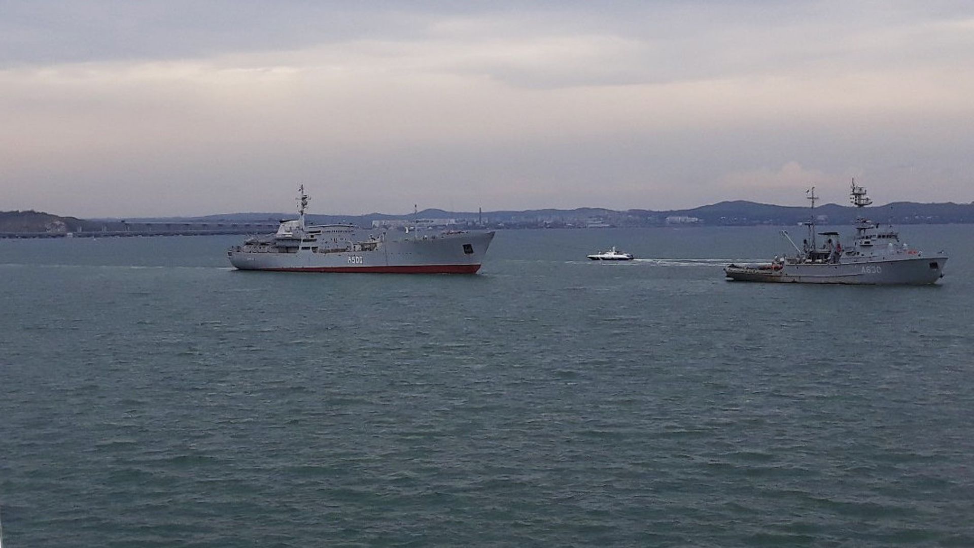 Корабли ВМС Украины после прохождения под арками Крымского моста - ИноСМИ, 1920, 27.04.2021