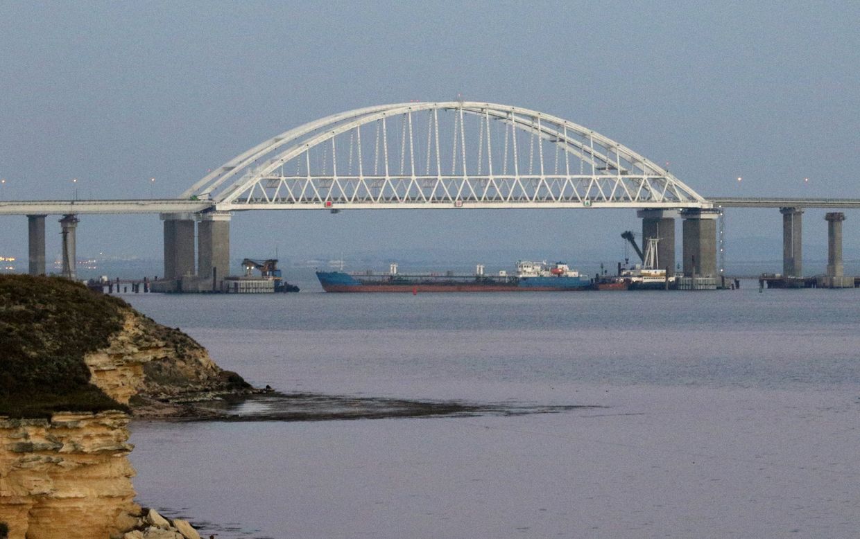 Керченский пролив, соединяющий Черное и Азовское моря, закрыли для прохода гражданских судов в целях безопасности из-за провокации кораблей украинских ВМС