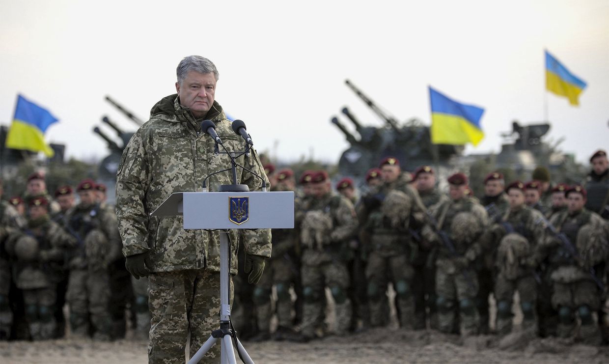 Президент Украины П. Порошенко посетил тактические учения десантно-штурмовых войск в Житомирской области